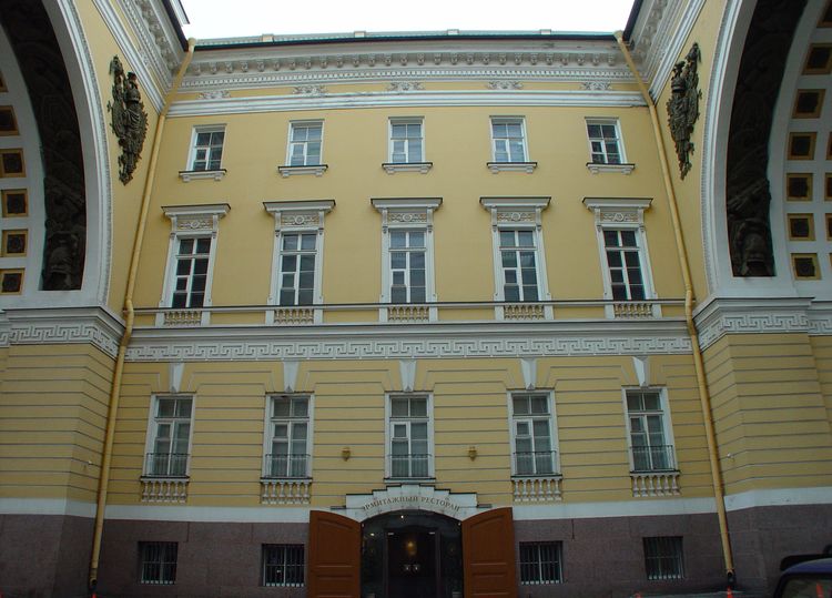 Фасад здания Главного штаба между двумя арками что образуют торжественный вход на площадь